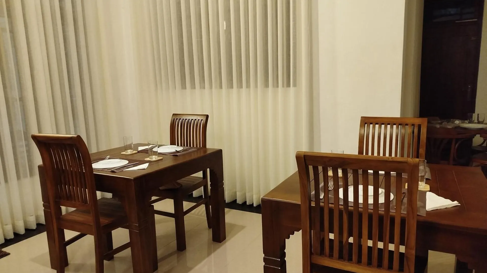 Cosy White Palace Negombo
