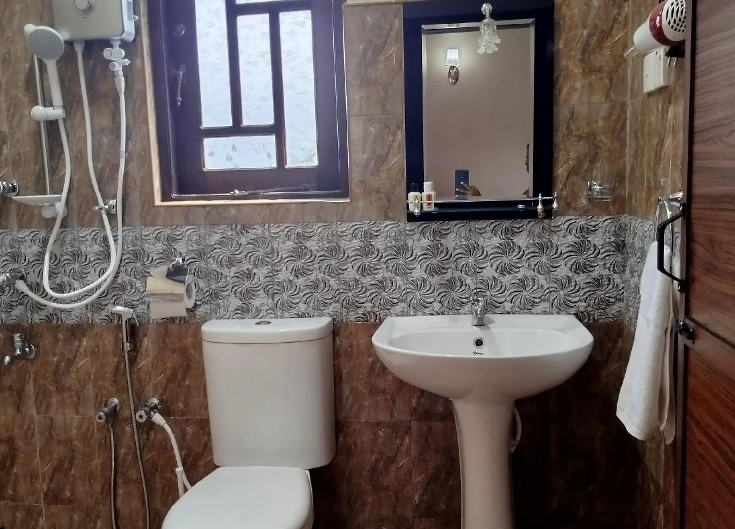 Cosy White Palace Negombo