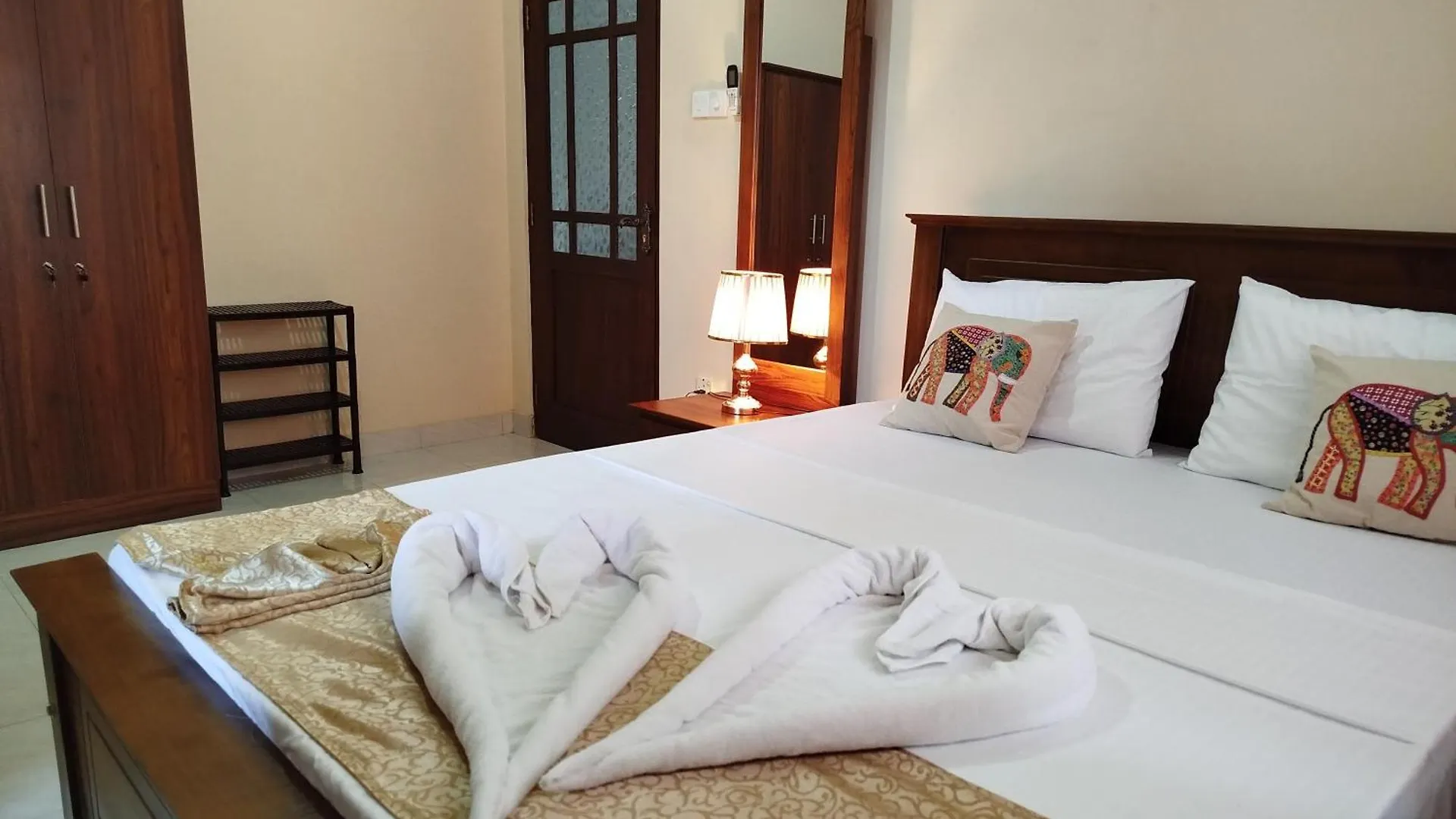 Cosy White Palace Negombo